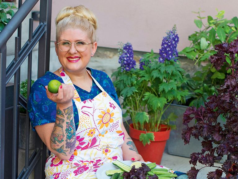 Lisa Angermann auf der Treppe vor ihrem Restaurant Frieda in Leipzig lisa-angermann-im-restaurant-frieda