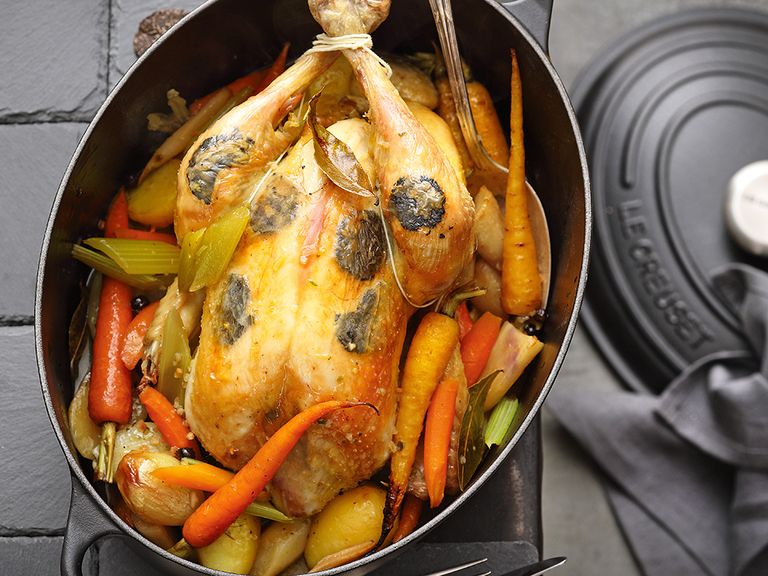 Bressehuhn unter der Haut gefüllt gefuelltes-bressehuhn