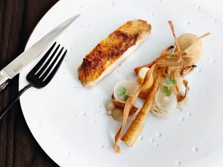 perlhuhnbrust-pastinaken-und-shimeji-pilzen