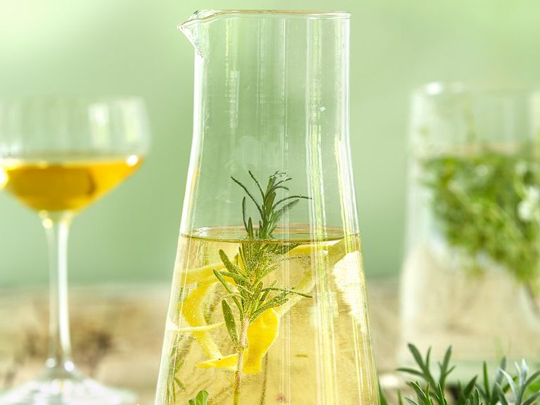 Wein, versetzt mit Wermutkraut, Rosmarin, Majoran, Zimt, Zitronen und weiteren Zutaten wermut