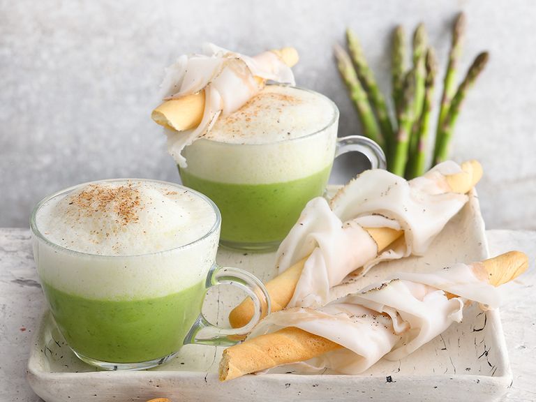 Zu unserem Spargel-Cappuccino gibt es Grissini und Lardo, einen italienischen Speck, der besonders lange gereift und fetthaltig ist.  Spargel-Cappuccino mit Grissini und Lardo