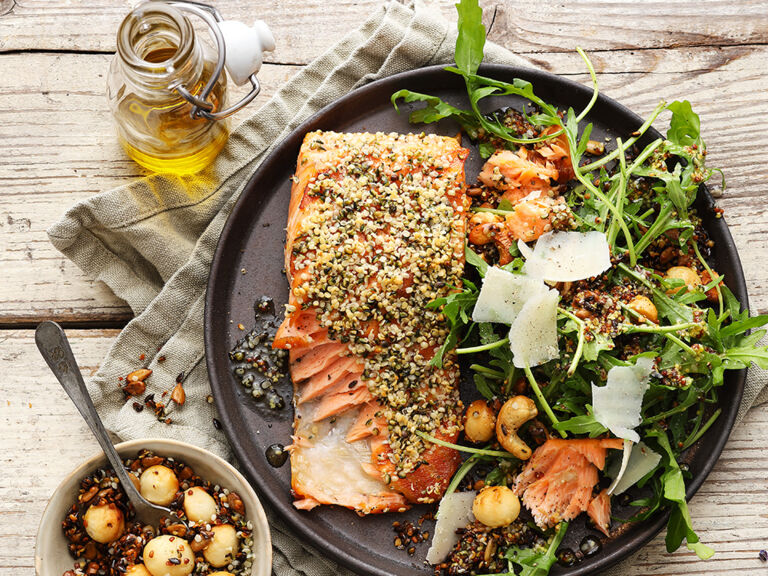 Damit Fisch nicht am Rost kleben bleiben, sollte derGrill gründlich vorgeheizt, der Fisch trocken getupft, leicht eingeölt und zuerst mit der Hautseite nach unten gegrillt werden Fish Split Salad