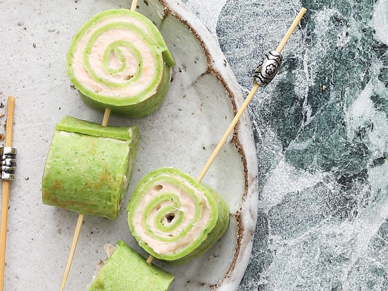 Kräutercrêpe-Röllchen mit Räucherlachs-Frischkäse-Füllung. Kräutercrêpe-Röllchen mit Räucherlachs-Frischkäse-Füllung