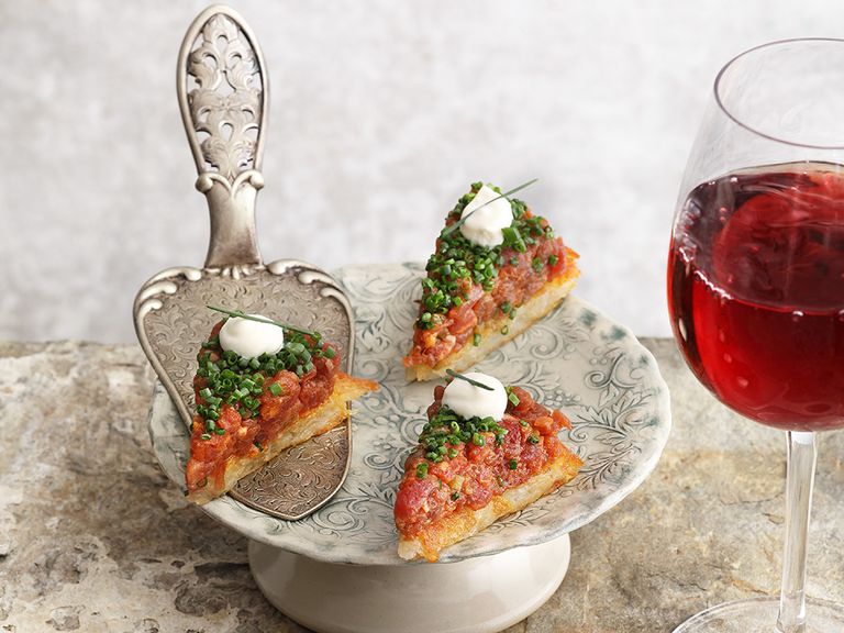 Tatar-Törtchen auf Kartoffelrösti Tatar-Törtchen auf Kartoffelrösti