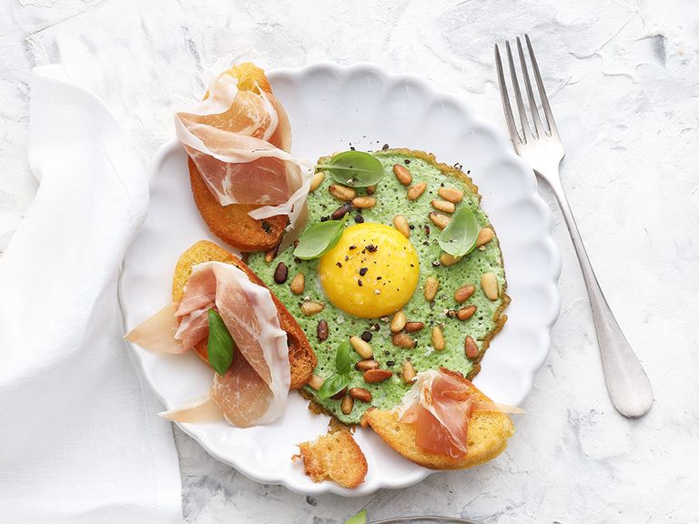Pesto-Spiegelei mit Parmaschinken-Crostini. Pesto-Spiegelei mit Parmaschinken-Crostini