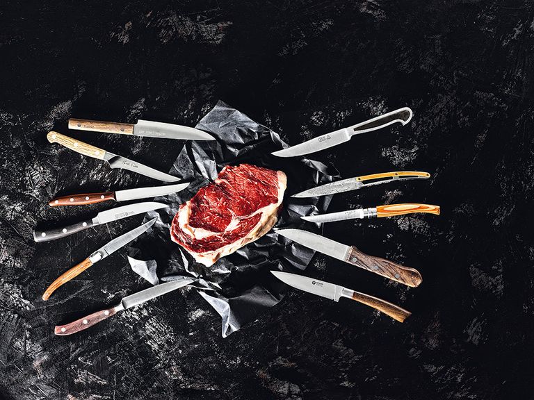 Verschiedene Steakmesser und Steak Verschiedene-Steakmesser-und-Steak