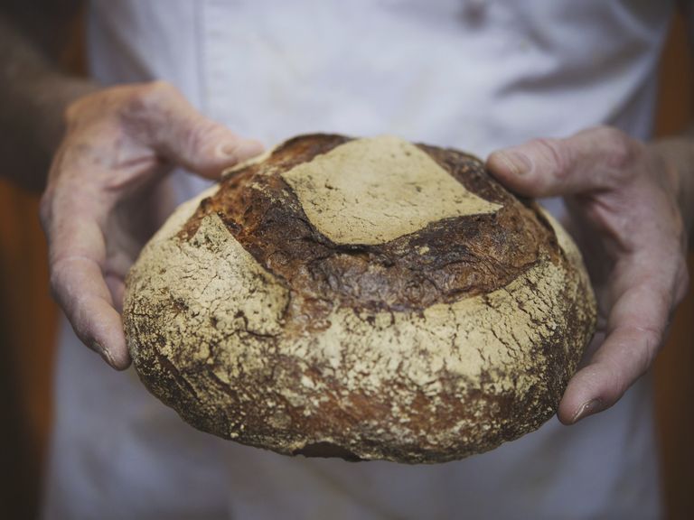 Bäcker mit Brot in der Hand die-besten-baecker-in-stuttgart