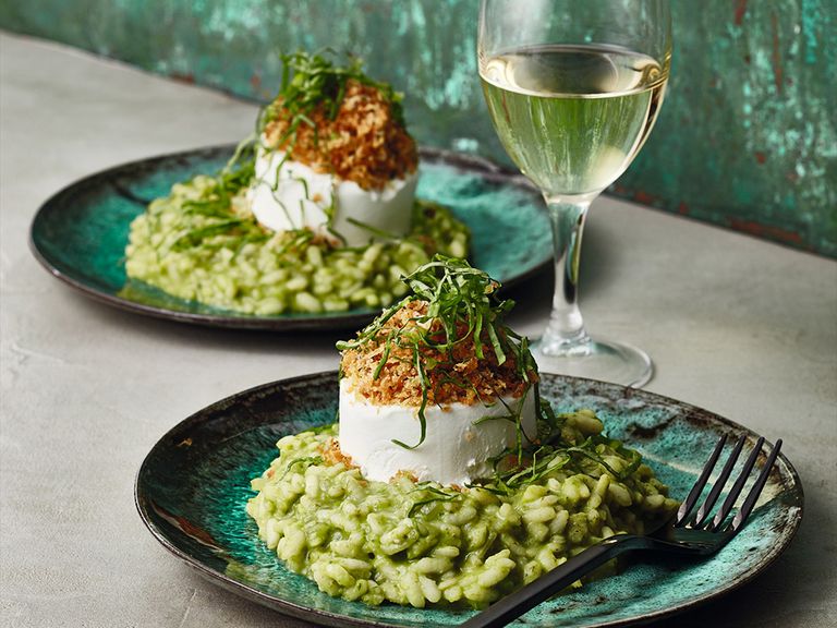 Für das Kräuterrisotto mit Ziegenkäse eignen sich Kräuter der Saison am besten Kräuterrisotto mit Ziegenkäse