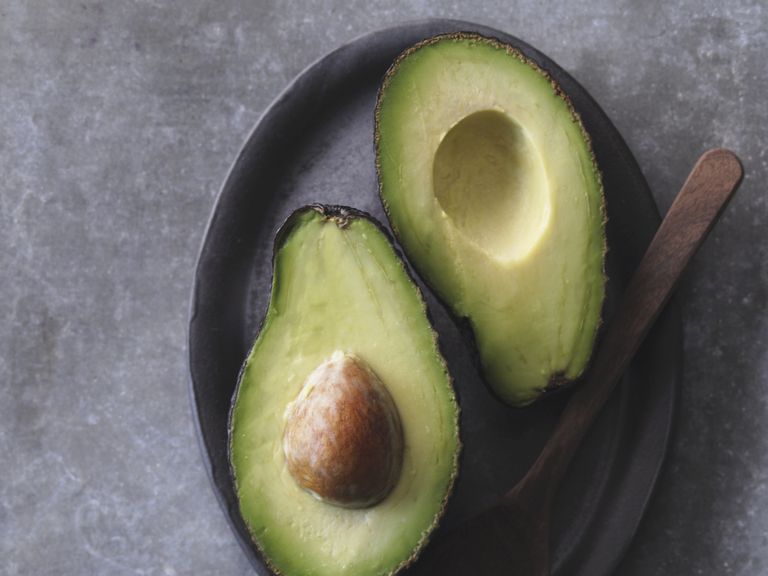 Halbierte Avocado mit Kern Avocado