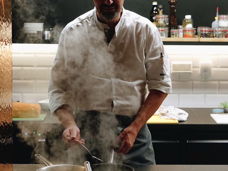 Naturhotel Forsthofgut_Showcooking im Restaurant echt. gut essen