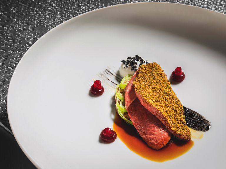 AQUA_Taube _orientalisch_ mit Gewürz-Couscous, Granatapfel, Kefir _ Sesam_credit Kirchgasser Photography