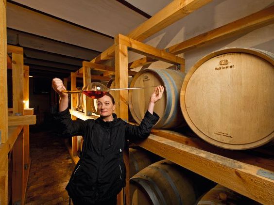 Mit seinen Noten von Orange, Kakao und 
Ingwer zählt der fünfjährige Whisky schon jetzt zu den besten aus 
Deutschland; bald soll ein Zehnjähriger folgen. Frauen-Power sei 
Dank: Der Osten blüht! cornelia-bohn-2