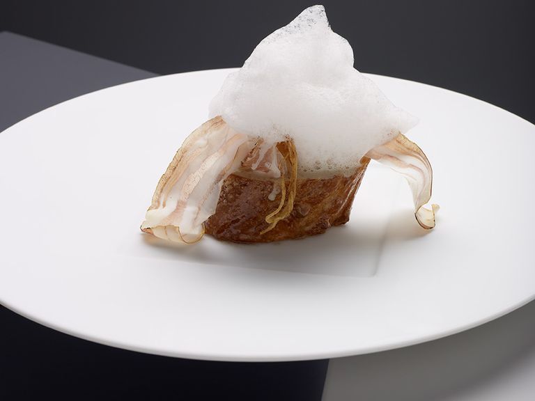 Signature Dish von Christian Jürgens aus dem Restaurant "Überfahrt" am Tegernsee. "Speckbrot" speckbrot-christian-juergens