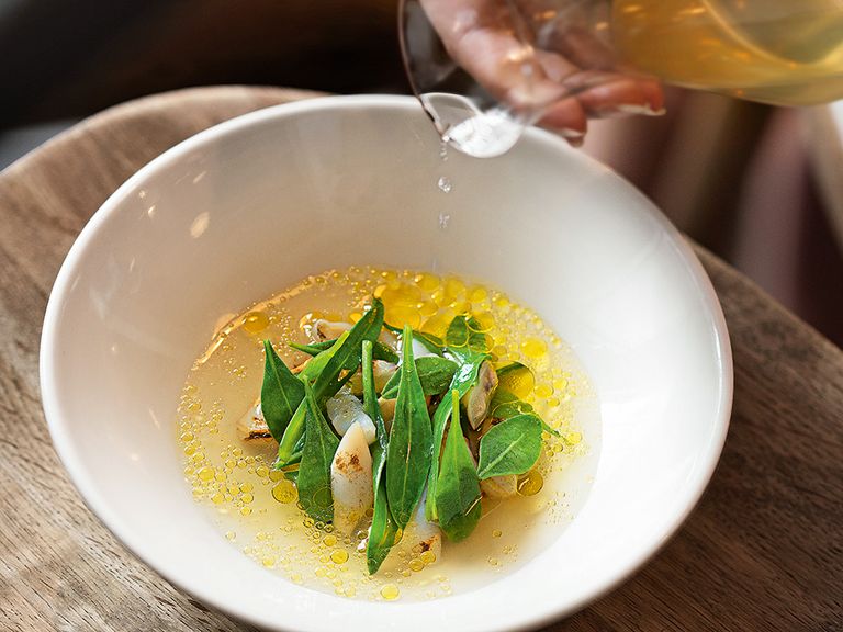 James Lowe serviert Schwertmuscheln mit Meersfrüchten schwertmuscheln-mit-meeresfruechten-james-lowe