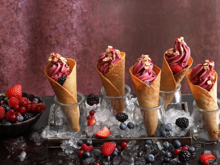 Zimt-Waffeltüten mit Frozen-Beeren-Joghurt zimt-waffeltueten-mit-frozen-beeren-joghurt