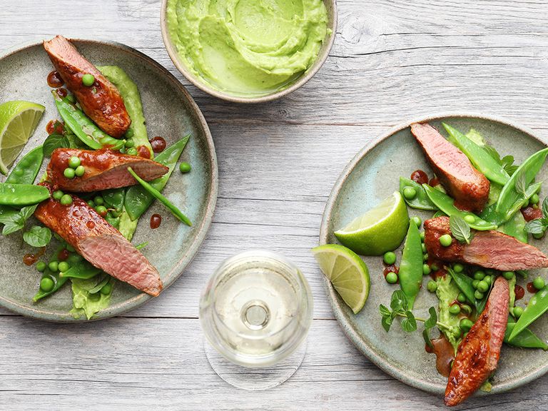 Die Lammfilets auf Erbsen-Minze-Guacamole und Zuckerschoten-Salat können Sie hervorragend mit Limettenspalten und Minze garnieren. Lammfilets auf Erbsen-Minze-Guacamole und Zuckerschoten-Salat