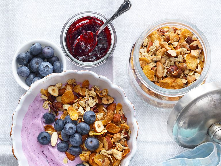 Crunchy-Nuss-Müsli mit Heidelbeerjoghurt Crunchy-Nuss-Müsli mit Heidelbeerjoghurt