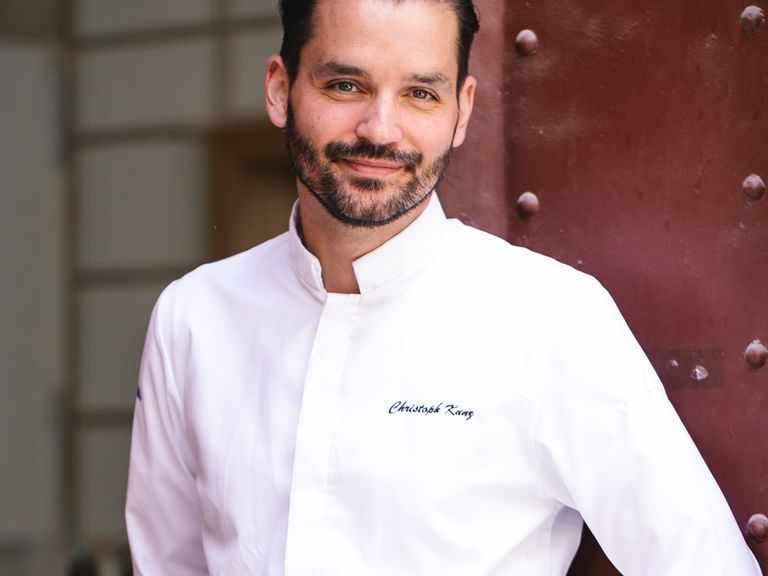 Christoph Kunz vor dem Restaurant Komu