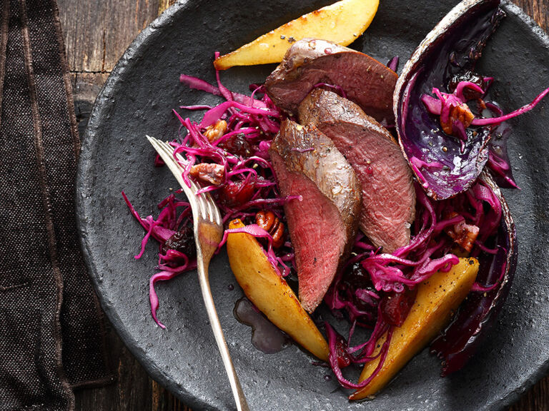 rotkohl-birnen-salat-mit-cranberrys-pekannuessen-und-warm-geraeuchertem-hirschfilet