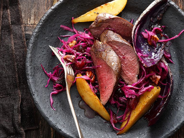 Rotkohl-Birnen-Salat mit Cranberrys, Pekannüssen und warm geräuchertem Hirschfilet rotkohl-birnen-salat-mit-cranberrys-pekannuessen-und-warm-geraeuchertem-hirschfilet