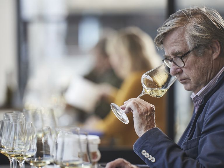 Jens Priewe ist Autor, Journalist und Weinkenner. Für den Feinschmecker gibt er regelmäßig Einkaufstipps und empfiehlt seine Weine des Jahres JensPriewe_Kolumne