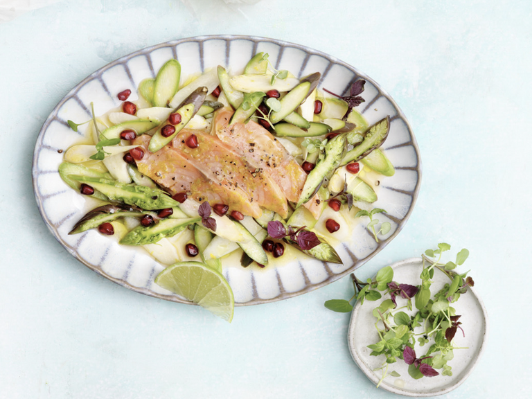 Ceviche von der Lachsforelle mit Spargel und Granatapfel Ceviche von der Lachsforelle mit Spargel und Granatapfel