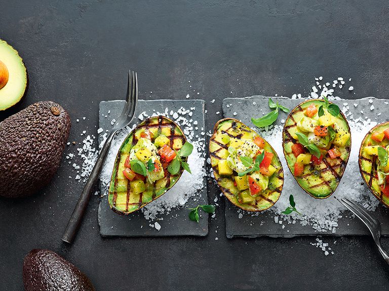 Gegrillte Avocado mit Ananas-Seeteufel-Ceviche Gegrillte Avocado mit Ananas-Seeteufel-Ceviche