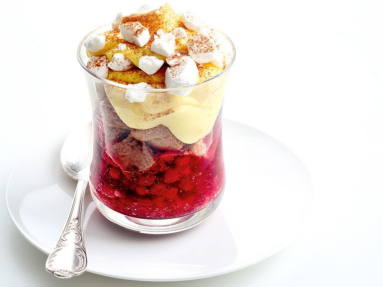 Trifle mit Lebkuchenbiskuit, Glühwein-Preiselbeeren und weißer Schokolade-Orangen-Creme trifle-mit-bebkuchenbiskuit-mit-gluehwein-preiselbeeren-und-weisser-schokoladen-orangen-creme