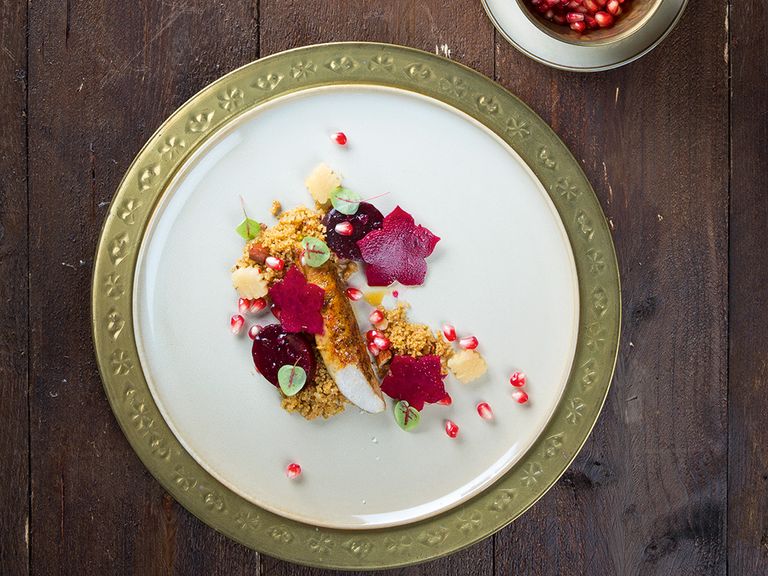 Kaninchen in Gewürzöl mit süßem Couscous, Roter Bete und eingelegten Birnen Kaninchen in Gewürzöl mit süßem Couscous, Roter Bete und eingelegten Birnen, Julia Komp
