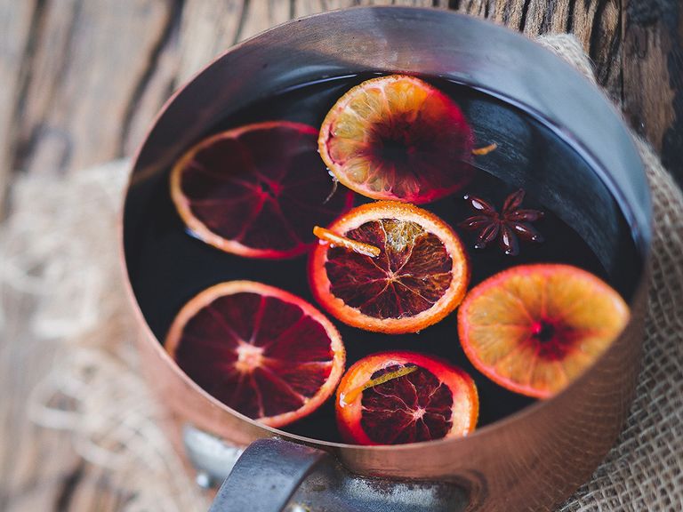 Glühwein mit Gewürzen und Orangenschalen gluehwein-vom-winzer