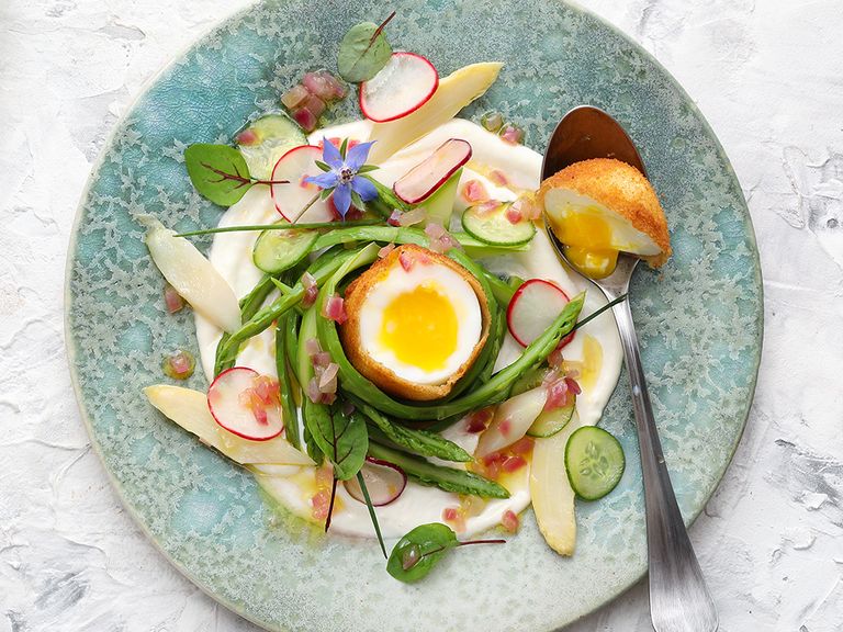 Mit ein paar Kräutern und Blüten lässt sich das Nest von mariniertem Spargel mit Spargelcreme, gebackenem Ei und Parmaschinken hervorragend garnieren.  Nest von mariniertem Spargel mit Spargelcreme, gebackenem Ei und Parmaschinken