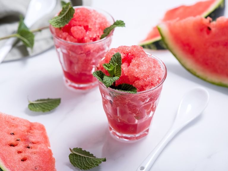 Für eine Ganita können Sie Fruchtsaft Ihrer Wahl verwenden. Wassermelonen-Granita