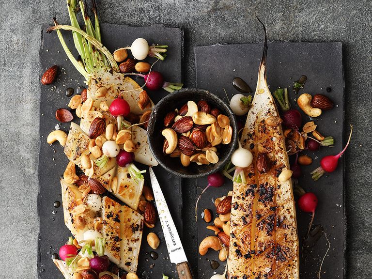 Durch das Einreiben mit Salz und Zucker wird dem Rettich Wasser entzogen, was den Zuckergehalt konzentriert, den Geschmack intensiviert und die Grillzeit verkürzt. Rettich-Planke