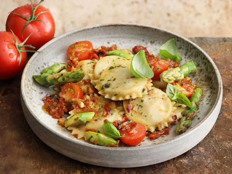 Kräuterravioli mit Tomatenpesto und grünem Spargel kräuterravioli-saisonküche