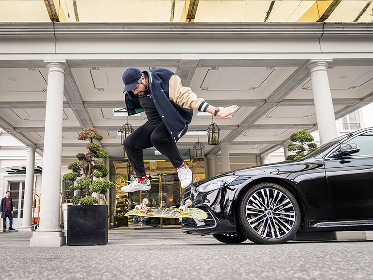 Abheben, um sich zu erden: Spitzenkoch Sven Wassmer vor seinem Arbeitsplatz, dem Grand Resort Bad Ragaz. Starkoch Sven Wassmer