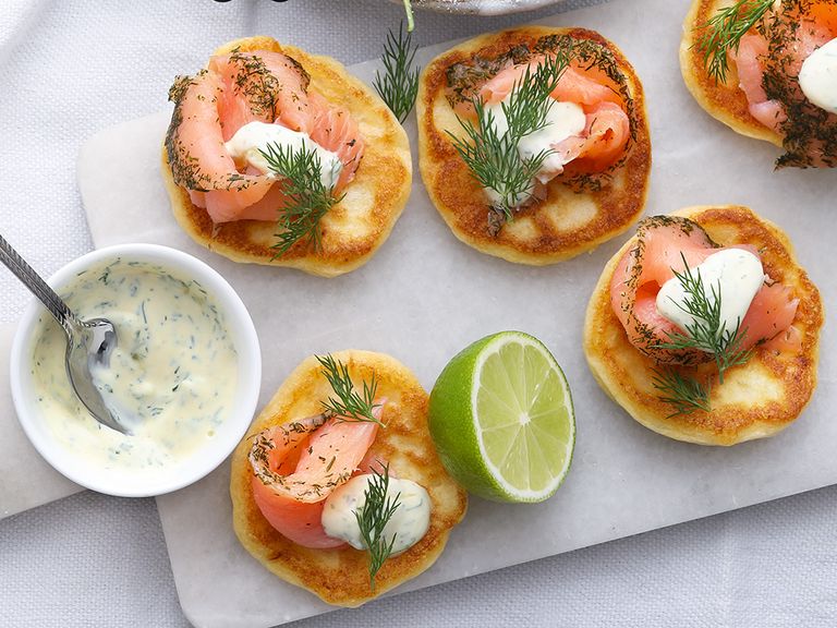 Kartoffel-Blini mit Graved Lachs und Dill-Crème fraîche. Kartoffel-Blini mit Graved Lachs und Dill-Crème fraîche