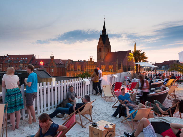 Über den Dächern: „Schöne Aussichten 360°“ wird im Sommer zum Beach-Club mit Blick auf die Marktkirche. Artikel Hannover