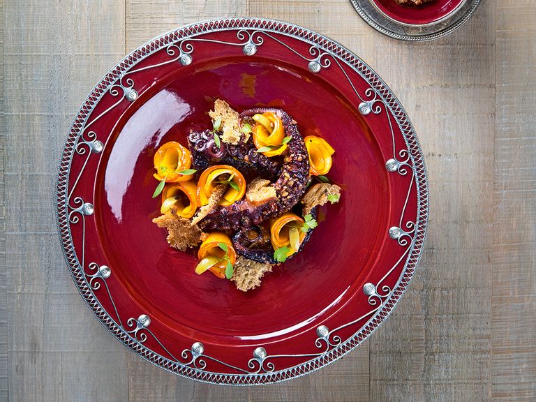 Für den Oktopus mit Harissa und Kürbis kommt Soloknoblauch zum Einsatz
Oktopus mit Harissa und Kürbis, Julia Komp