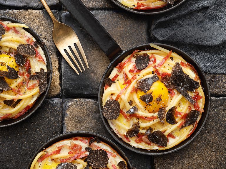 Makkaroni-Spiegelei alla carbonara mit schwarzer Trüffel  Makkaroni-Spiegelei alla carbonara mit schwarzer Trüffel