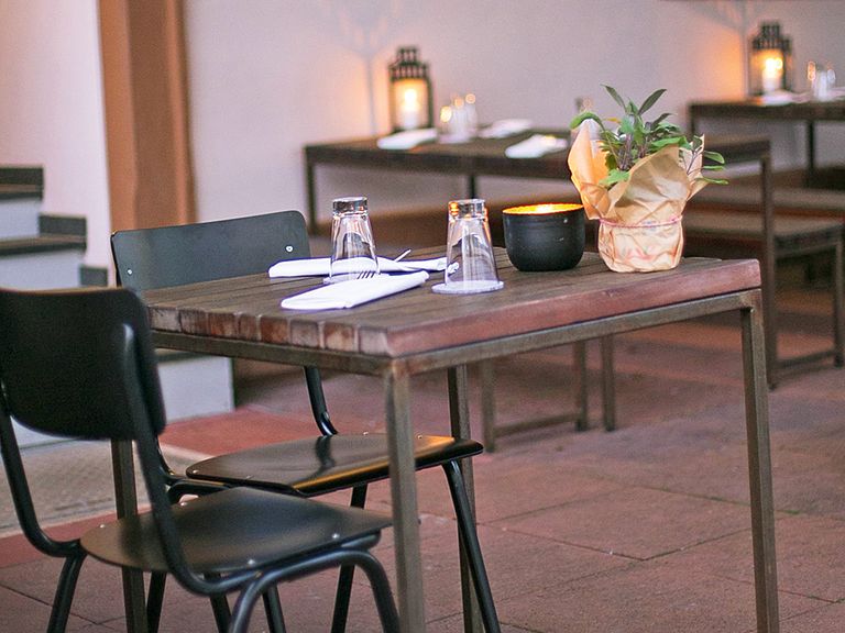 tisch-im-restautant-trares-in-frankfurt