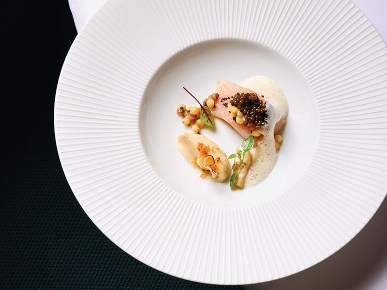 forelle-mit-blumenkohl-kaviar-und-raeucheraal