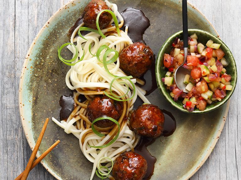 Die glasierten Lammhackbällchen in Teriyaki-Sauce mit Udon-Nudeln und Gurken-Melonen-Relish lassen sich hervorragend mit ein paar Frühlingszwiebelstreifen garnieren. Glasierte Lammhackbällchen in Teriyaki-Sauce mit Udon-Nudeln und Gurken-Melonen-Relish