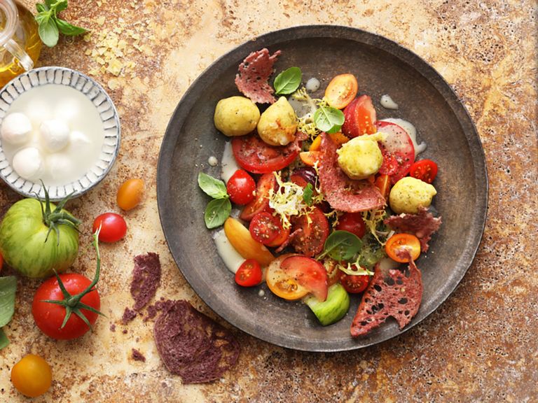 "Caprese de Chianti": Bunte Tomaten mit knusprigem Mozzarella und Rotwein-Brotchips caprese-saisonkueche