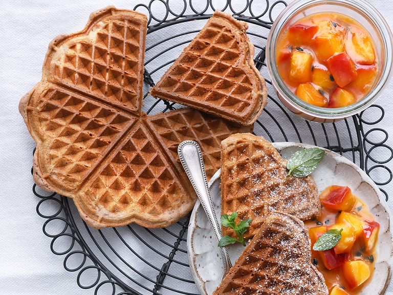 Haselnuss-Waffeln mit Nektarinen-Passionsfrucht-Kompott