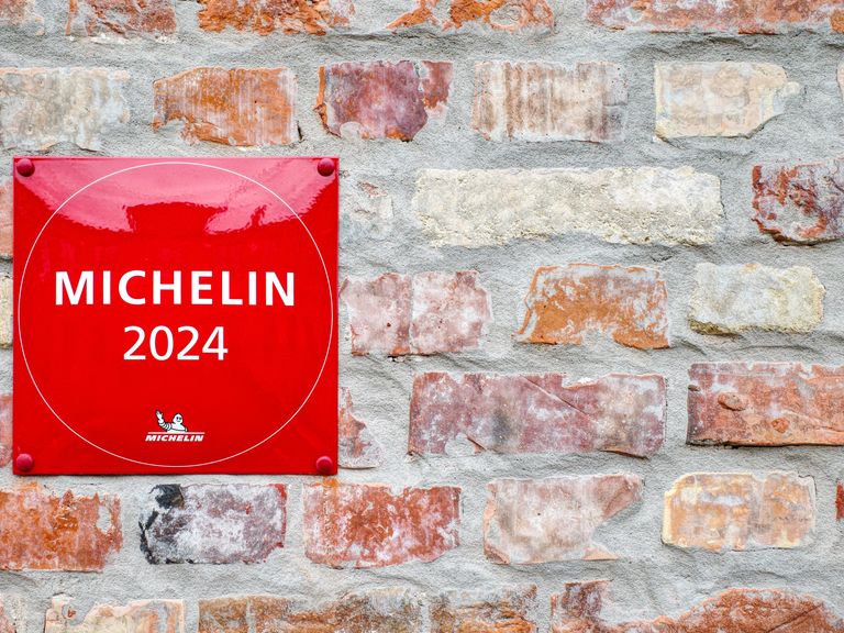 Der Guide Michelin verleiht jedes Jahr Sterne für die Spitzengastronomie - so auch 2024 für Deutschland. Guide Michelin 2024 Schild