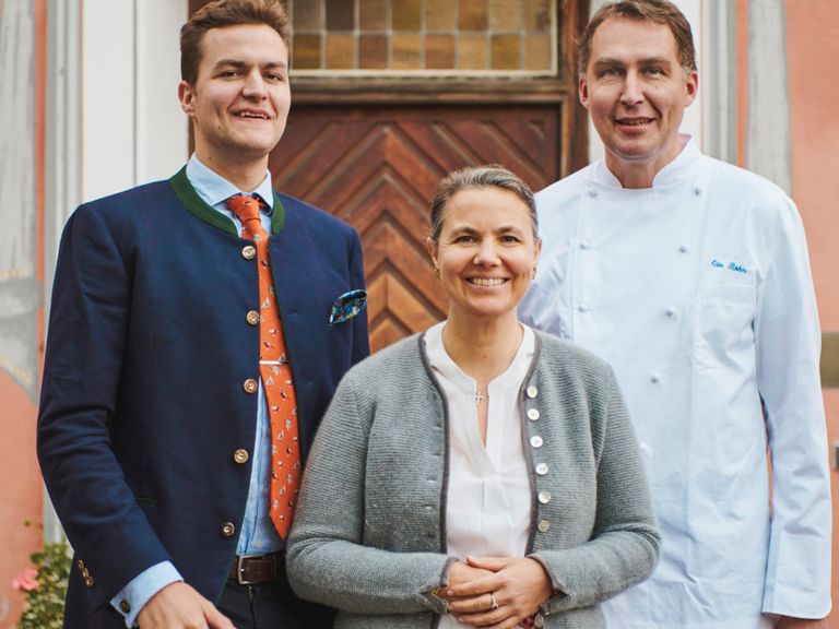 Franziskus Böhm mit seinen Eltern Martina und Otto Böhm. Aus der guten Küche kommt Usseltaler Rehrücken mit Cassissauce und Serviettenknödel. In der ehemaligen Malztenne wärmt der Kamin. Gasthaus-Klosterbraeu
