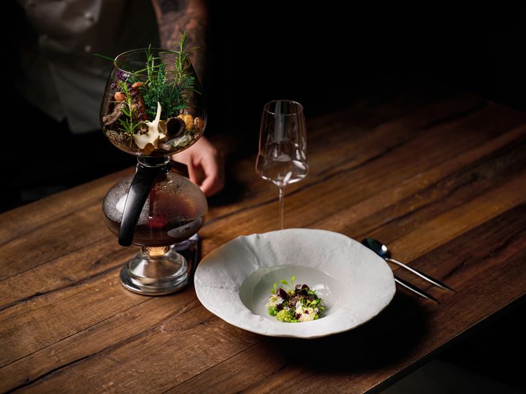 Daniel Wallenstein begeistert in seinem Restaurant „Moya“ in Gegenbach mit Kreationen wie seiner „Essenz der Natur“. Moya