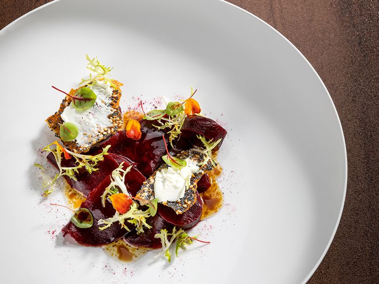 Rote Bete mit Ziegenkäsecrostini und Frisée-Salat von Koch Sascha Stemberg rote-bete-ziegenkaesecrostini-mit-frisee-salat-von-koch-sascha-stemberg