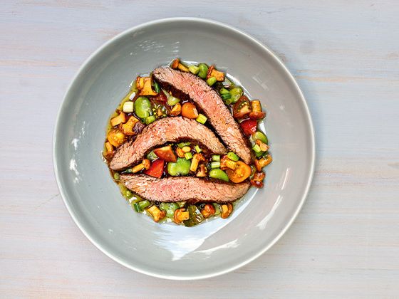Eine Kreation von Matthias Gfrörer: Flanksteak mit Dicken Bohnen und Pfifferlings-Salsa Flanksteak-mit-bohnen-und-salsa