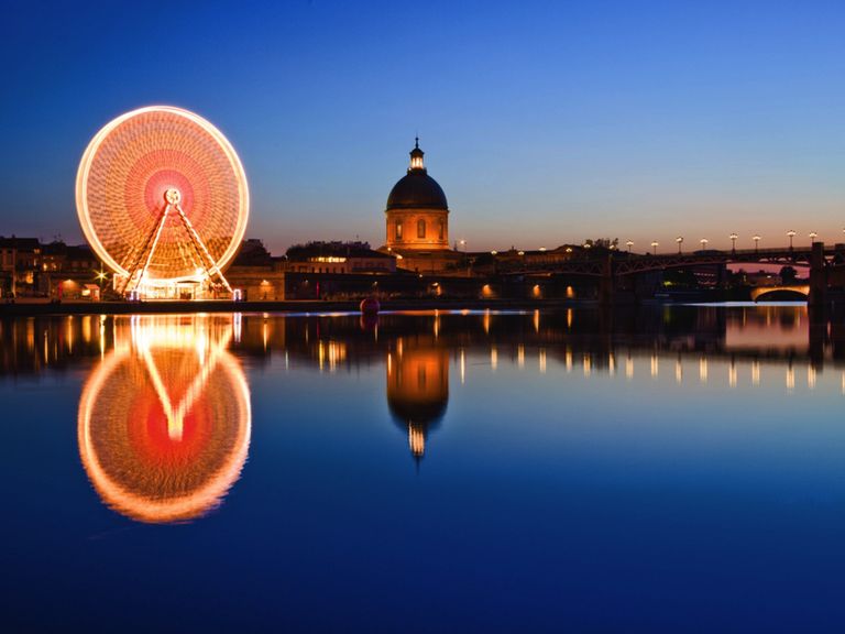 Riesenrad im Stadtzentrum von Toulouse, Frankreich bei Nacht Riesenrad im Stadtzentrum von Toulouse, Frankreich bei Nacht